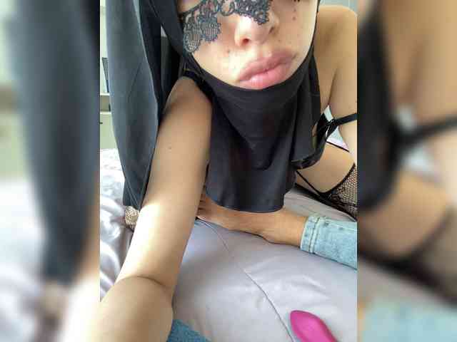 hiddenCrazySlut webcam