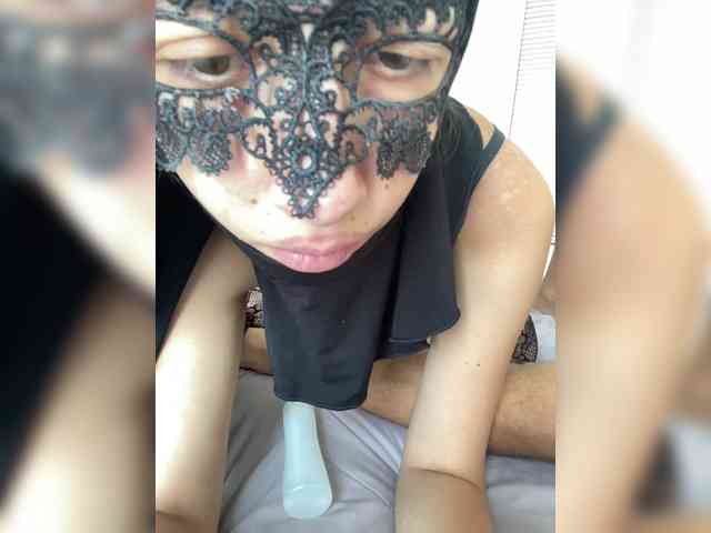 hiddenCrazySlut webcam