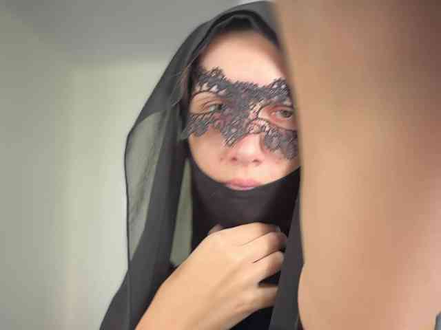 hiddenCrazySlut webcam