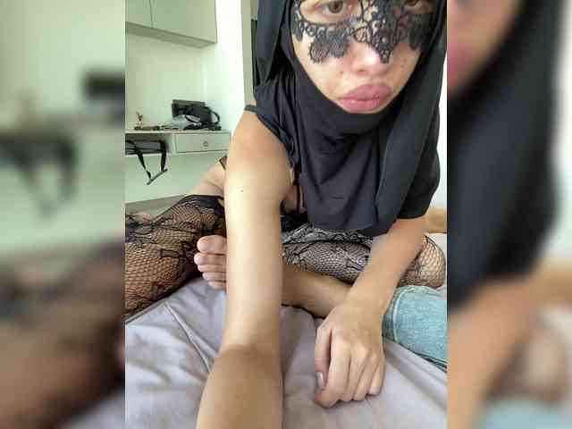 hiddenCrazySlut webcam