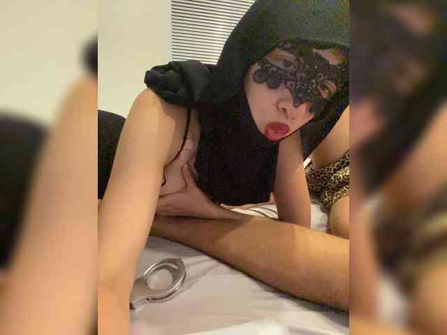 hiddenCrazySlut webcam