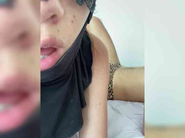 hiddenCrazySlut webcam