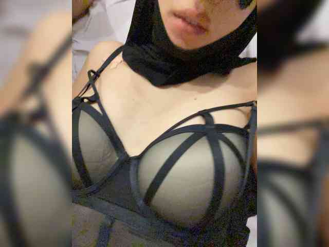 hiddenCrazySlut webcam