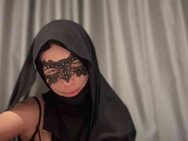 hiddenCrazySlut webcam