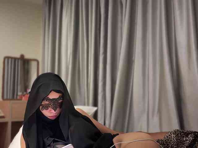 hiddenCrazySlut webcam
