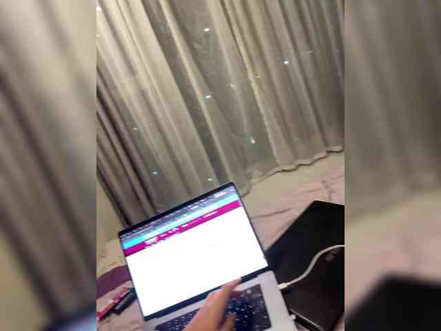 hiddenCrazySlut webcam