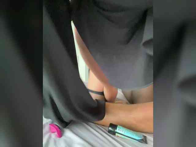 hiddenCrazySlut webcam