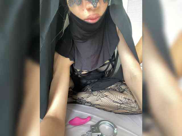 hiddenCrazySlut webcam