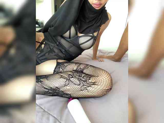 hiddenCrazySlut webcam