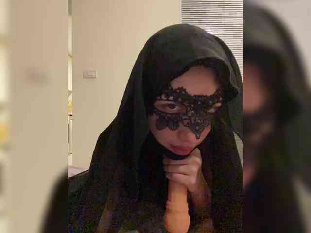 hiddenCrazySlut webcam