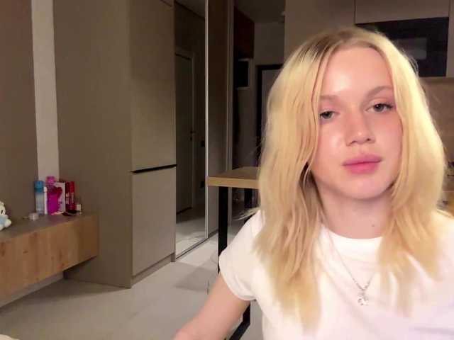 le modèle moonavelle est en webcam porno dans un show sur le site bongacams, il possède les tags suivants: White/Caucasian,Blonde,Shaved
