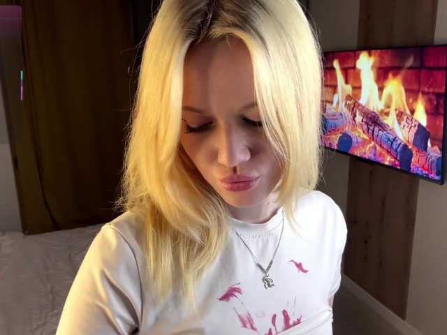 le modèle moonavelle est en webcam porno dans un show sur le site bongacams, il possède les tags suivants: White/Caucasian,Blonde,Shaved