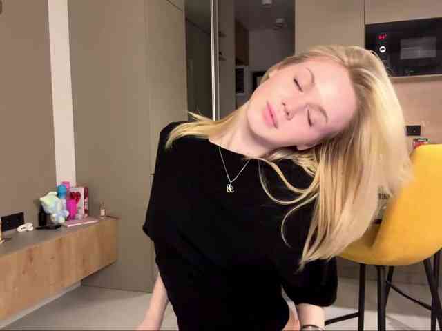 moonavelle Live Webcam on BongaCams