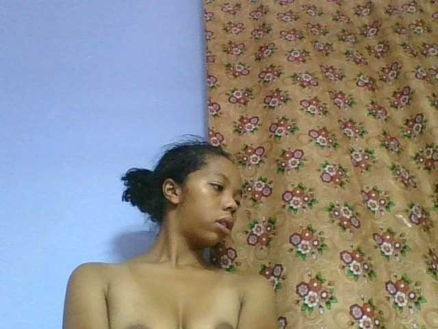 le modèle rosah1a est en webcam porno dans un show sur le site bongacams, il possède les tags suivants: Ebony,Brunette,Shaved