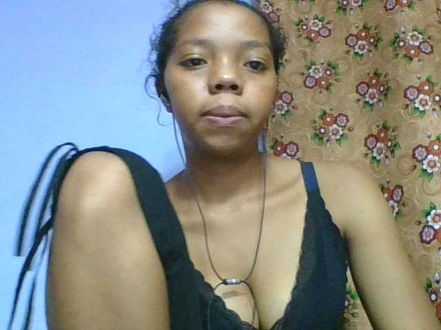 le modèle rosah1a est en webcam porno dans un show sur le site bongacams, il possède les tags suivants: Ebony,Brunette,Shaved