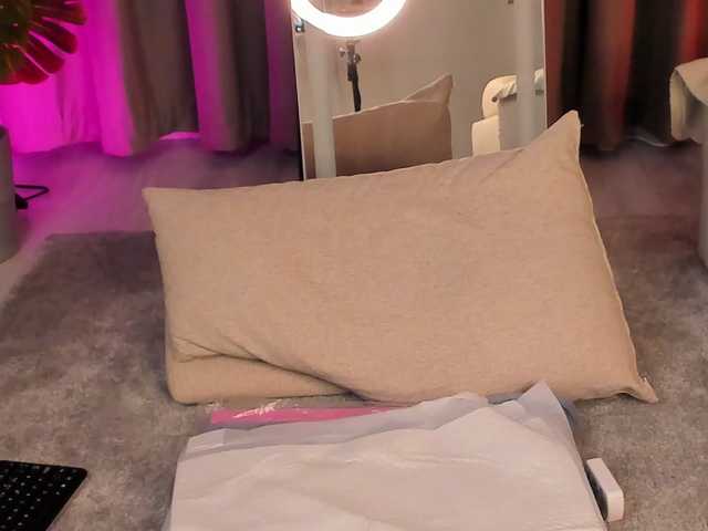 MiraVolt live webcam show