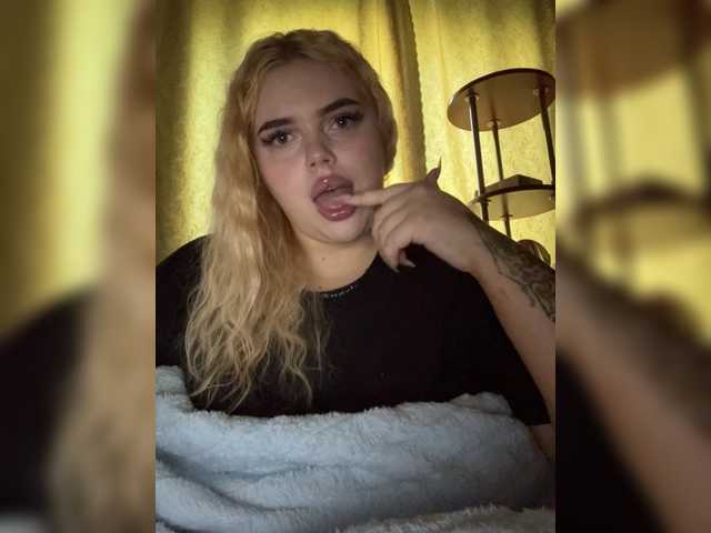 le modèle VXETU est en webcam porno dans un show sur le site bongacams, il possède les tags suivants: White/Caucasian,Blonde,Shaved