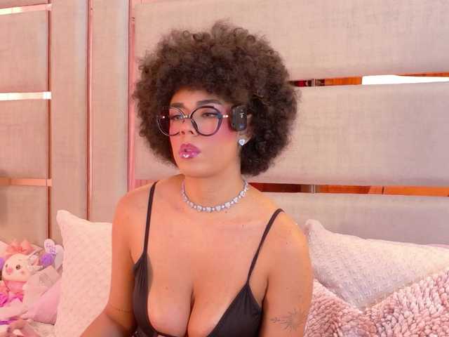 EvaHills live webcam show
