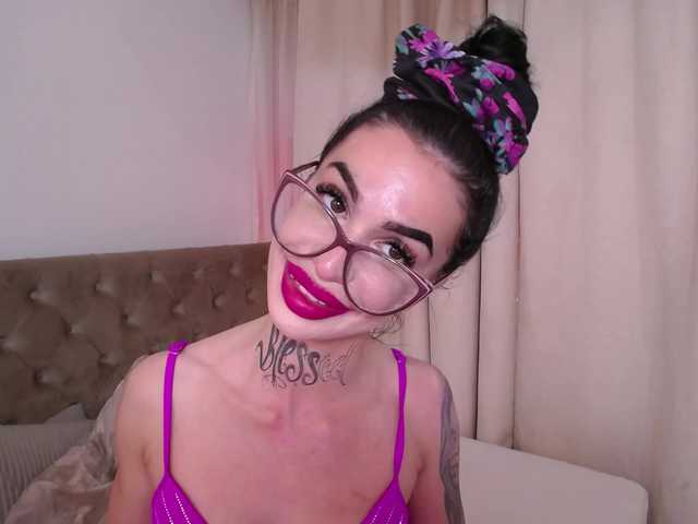 le modèle RaniaVibeXX est en webcam porno dans un show sur le site bongacams, il possède les tags suivants: White/Caucasian,Brunette,Shaved