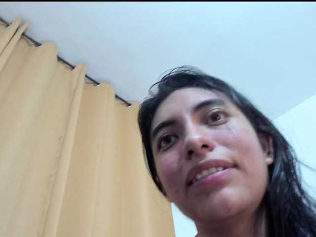 le modèle emily118 est en webcam porno dans un show sur le site bongacams, il possède les tags suivants: Latino/Hispanic,Brunette,Trimmed