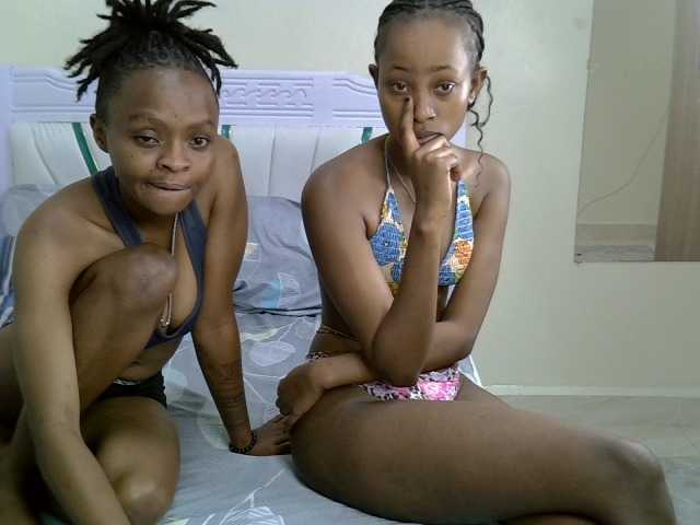 le modèle CozyCoupleVibes est en webcam porno dans un show sur le site bongacams, il possède les tags suivants: Ebony,Brunette,Shaved