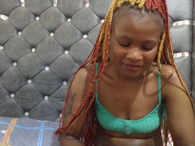 Maggieh22 live cam on BongaCams