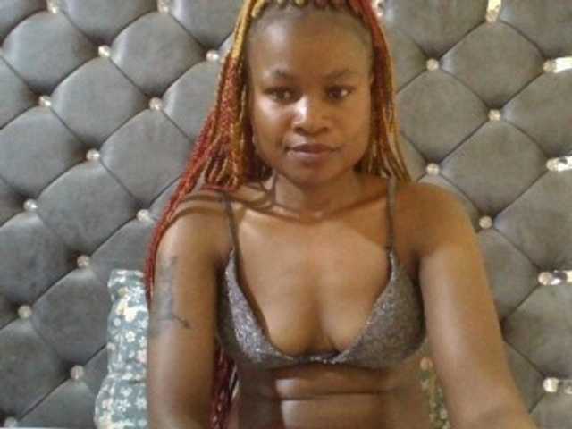 Maggieh22 live cam on BongaCams