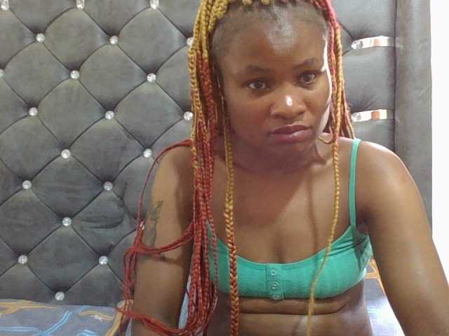 Maggieh22 live cam on BongaCams
