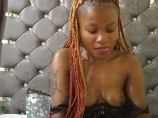 Maggieh22 live cam on BongaCams