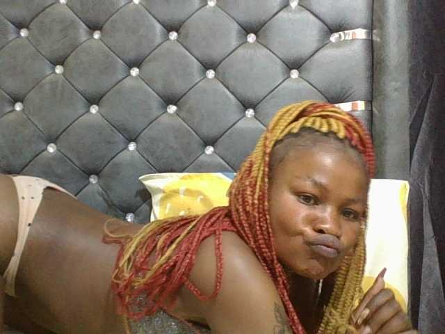 Maggieh22 live cam on BongaCams