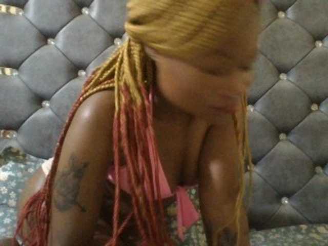 Maggieh22 live cam on BongaCams