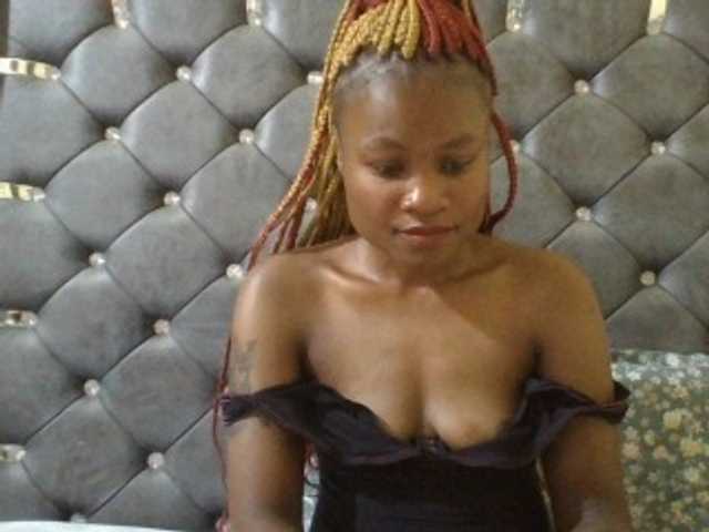 Maggieh22 live cam on BongaCams