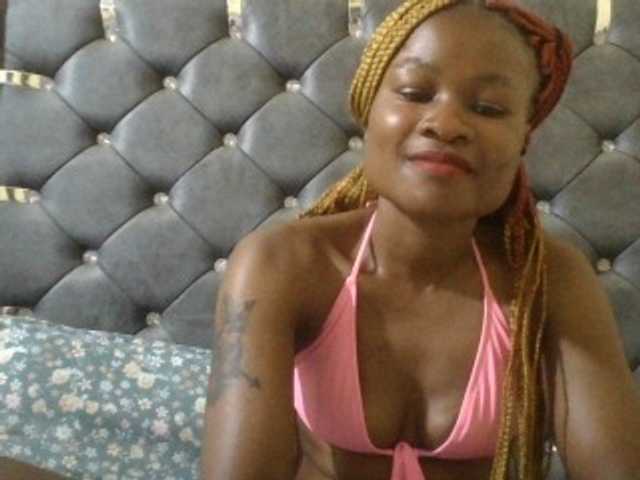 Maggieh22 live cam on BongaCams