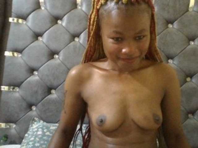 Maggieh22 live cam on BongaCams