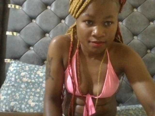 Maggieh22 live cam on BongaCams