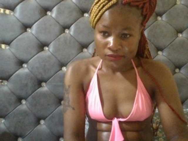 Maggieh22 live cam on BongaCams