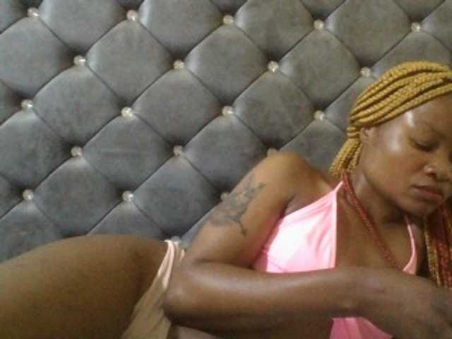 Maggieh22 live cam on BongaCams