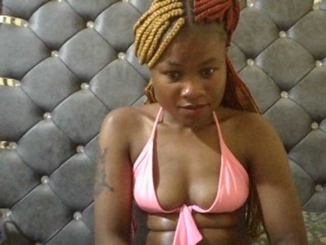 Maggieh22 live cam on BongaCams