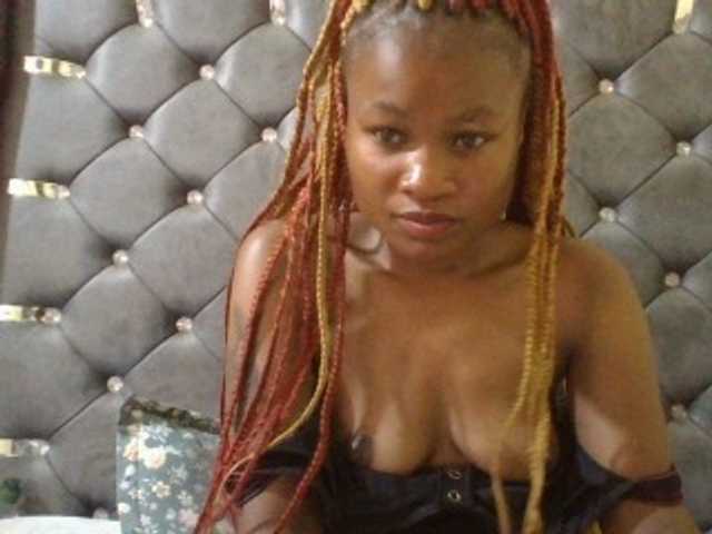 Maggieh22 live cam on BongaCams