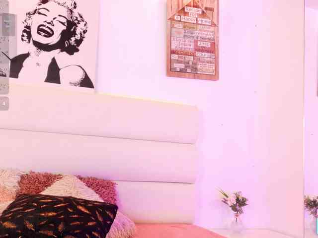 Model: Estrellaa-suarez