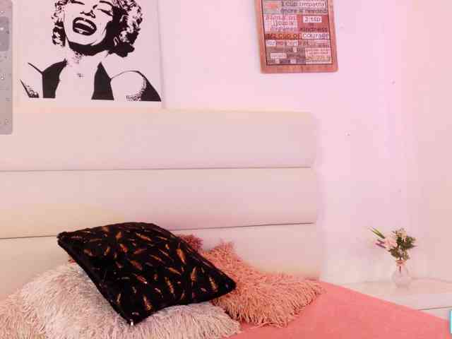 Model: Estrellaa-suarez