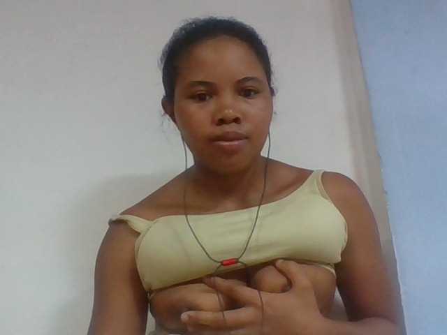 Juliah1a live cam on BongaCams