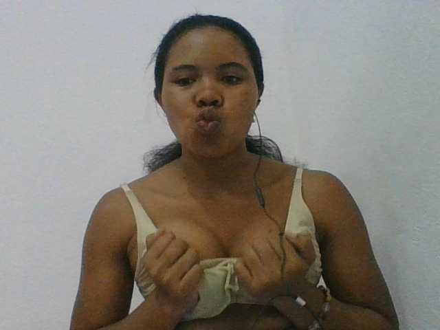 Juliah1a live cam on BongaCams
