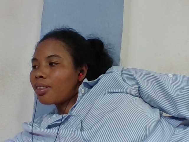 Juliah1a live cam on BongaCams