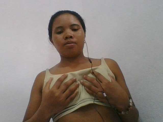 Juliah1a live cam on BongaCams
