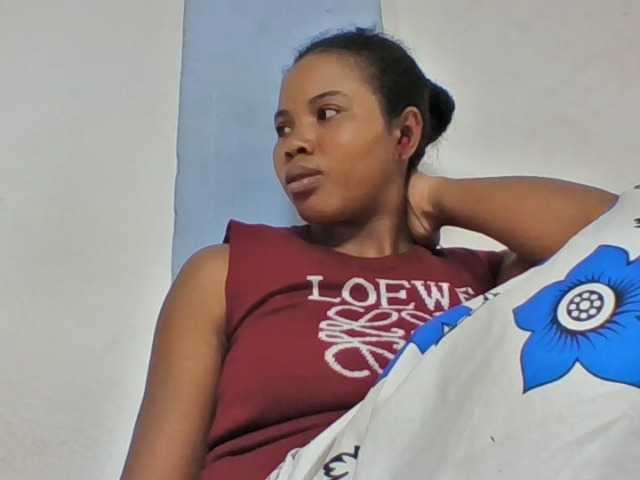 Juliah1a live cam on BongaCams