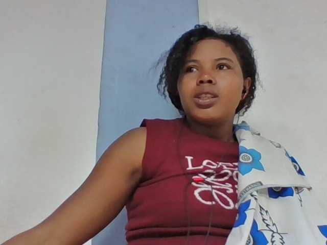 Juliah1a live cam on BongaCams