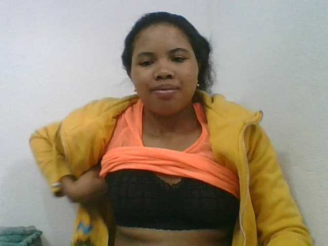 Juliah1a live cam on BongaCams
