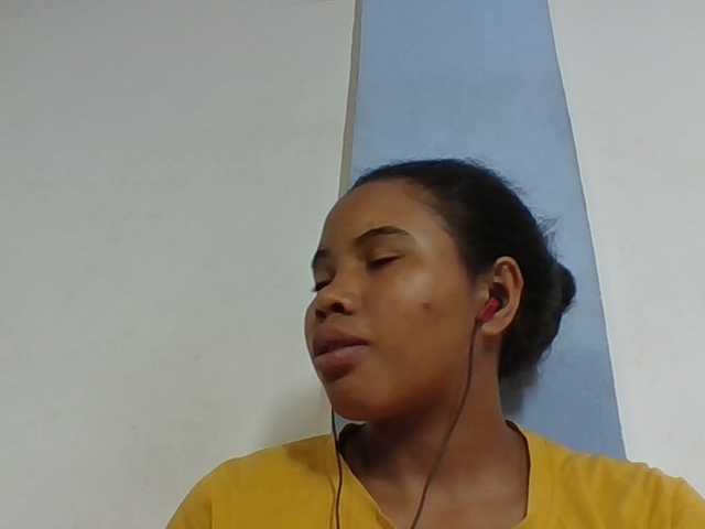 Juliah1a live cam on BongaCams