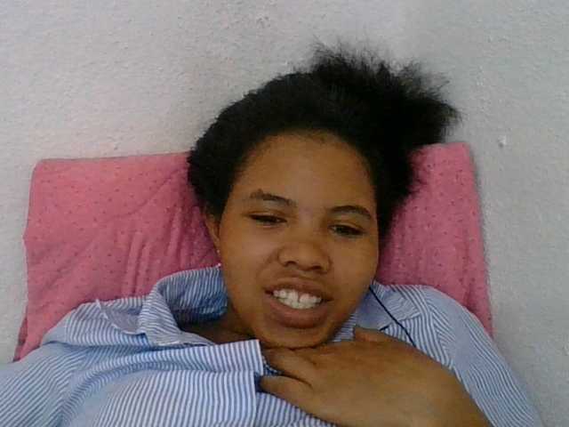 Juliah1a live cam on BongaCams